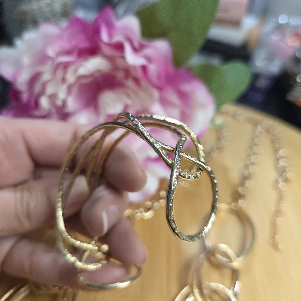 Elegant Gold Jewelry Set - Picture 5 of 6